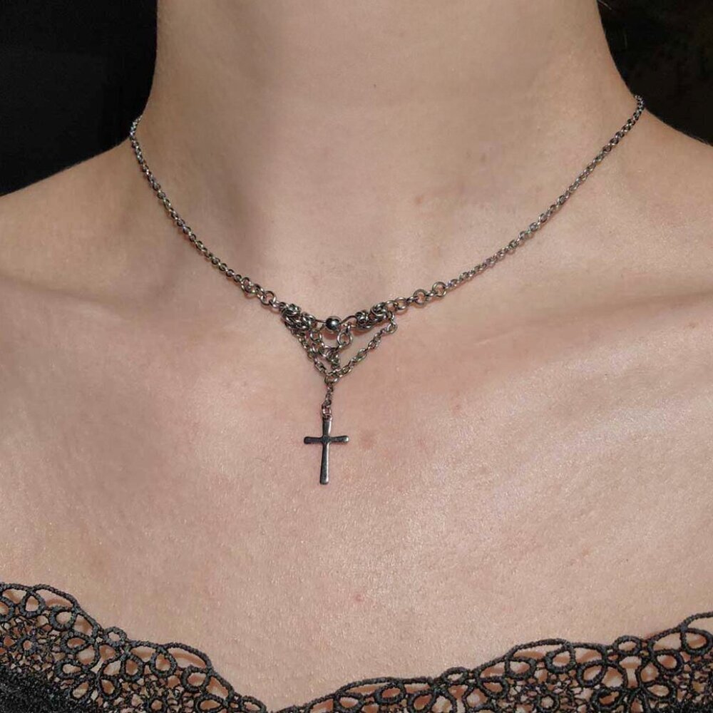 Gothic dainty silver cross necklace - Picture 8 of 9
